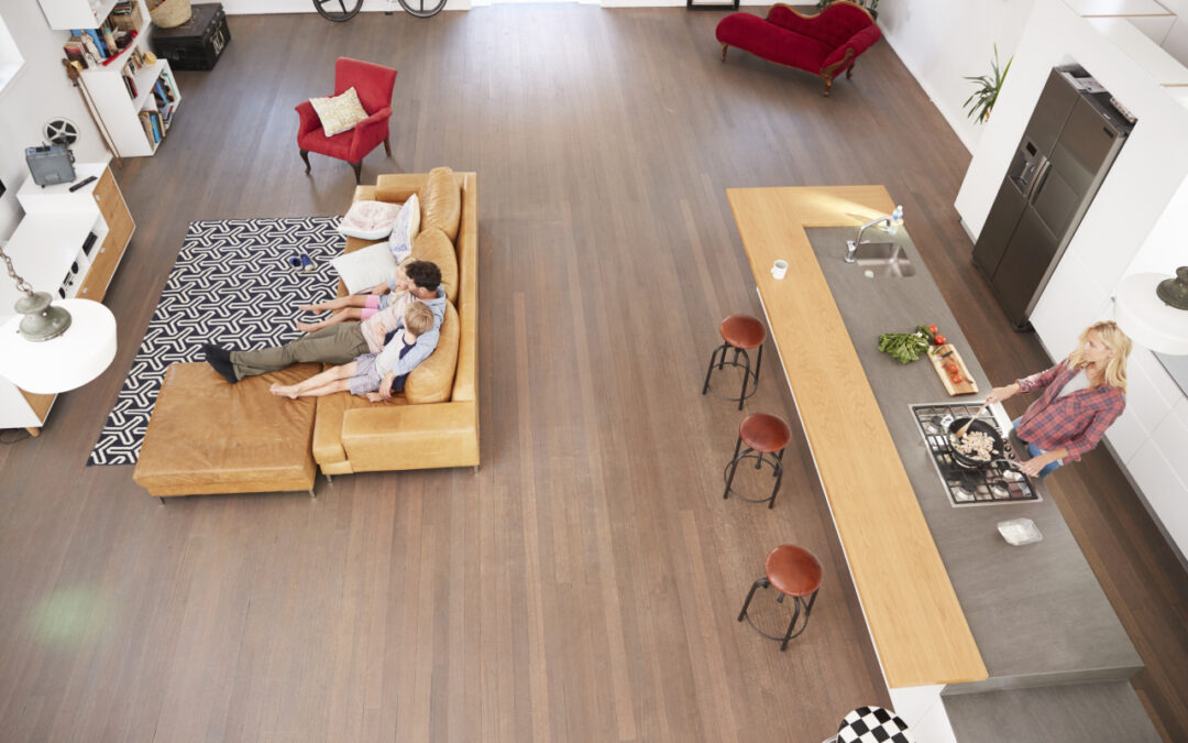 Jak wybrać idealną podłogę do salonu i kuchni w jednym – estetyka, trwałość i łatwość czyszczenia