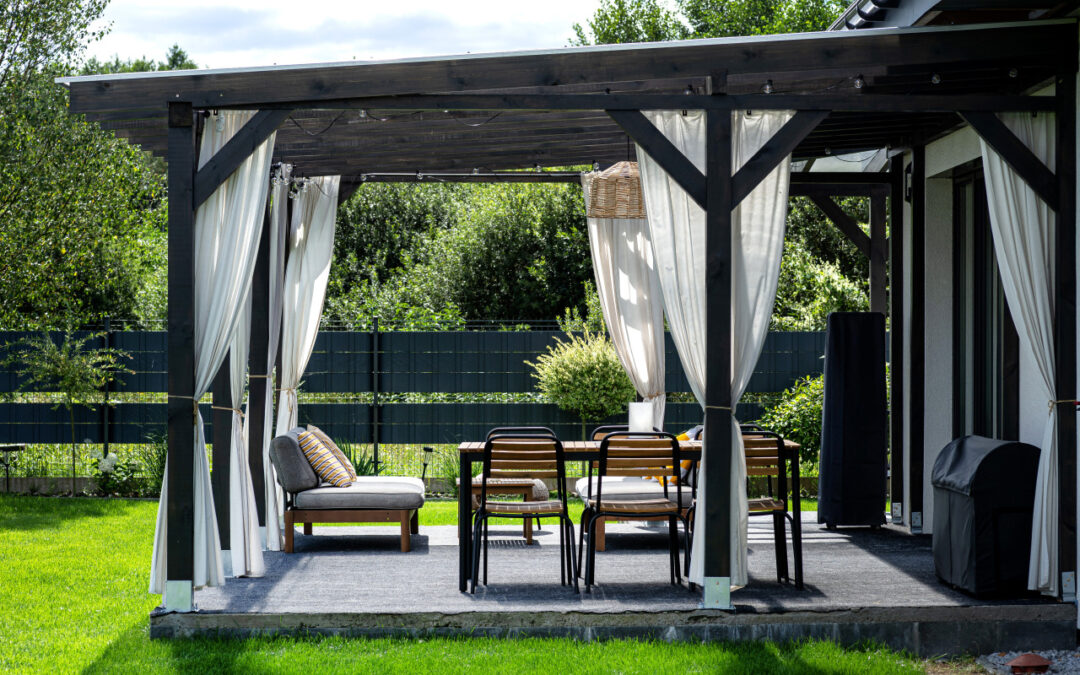 Taras, pergola, ogrodzenie – jak prawidłowo konserwować konstrukcje wokół domu