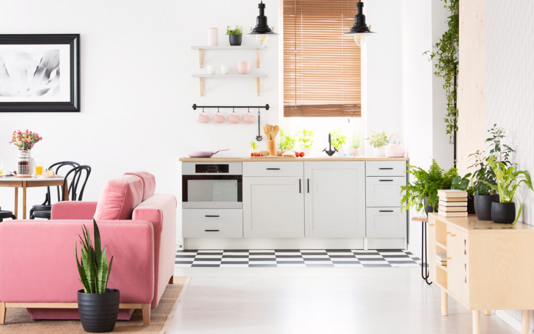 Jak zaplanować układ mebli w salonie z aneksem kuchennym – zasady ergonomii i designu