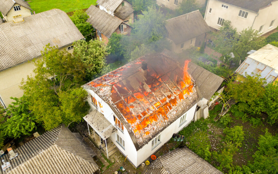 Najczęstsze miejsca powstawania pożarów w domach i mieszkaniach – oraz jak im zapobiegać
