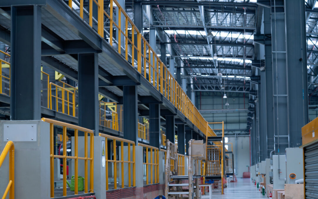 Bezpieczne magazynowanie: jak zapobiegać pożarom dzięki nowoczesnym materiałom konstrukcyjnym