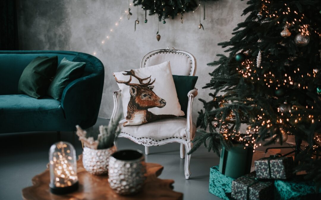 Dekoracje świąteczne w małych przestrzeniach: jak stworzyć klimat bez zagracania mieszkania?