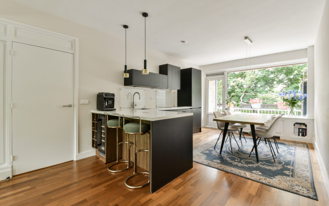 Kuchnia otwarta na salon — jak połączyć dwa światy w harmonijną całość