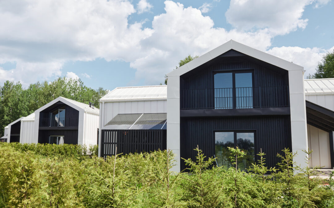 Dom prefabrykowany jako odpowiedź na kryzys na rynku wykonawców – co zyskuje inwestor?