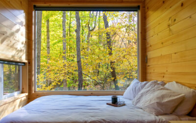 Duże przeszklenia w małym domu: jak je zaplanować, żeby było jasno, ciepło i prywatnie