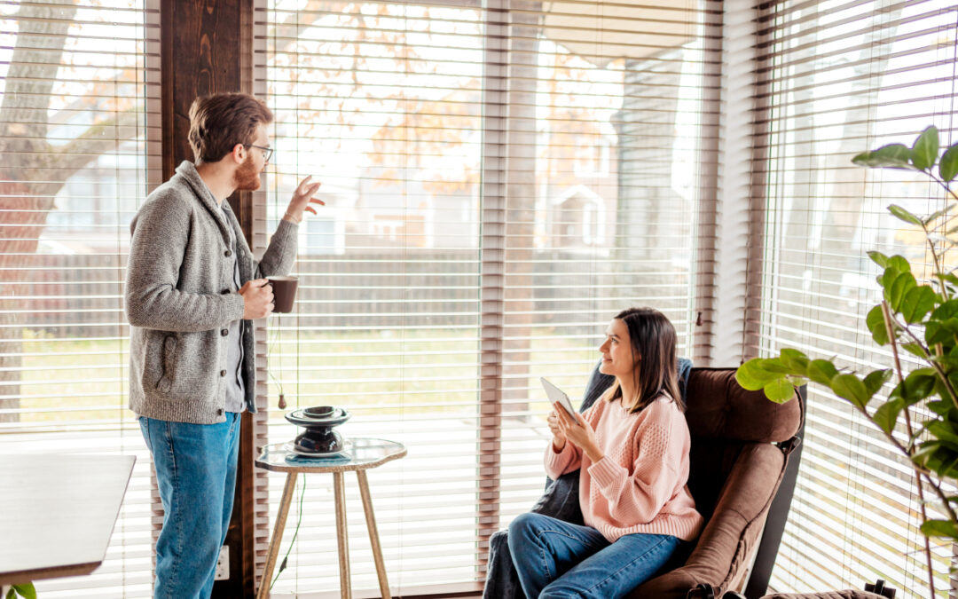 Parter w domu i okna na ogród: jak pogodzić widok, światło i prywatność