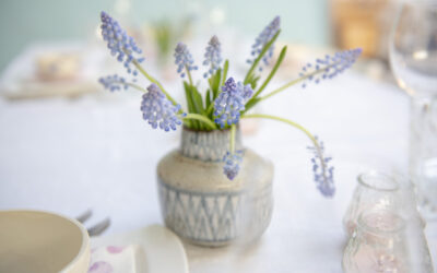 Kwiaty wiosny w aranżacji stołu: pomysły na śniadania, spotkania i rodzinne uroczystości